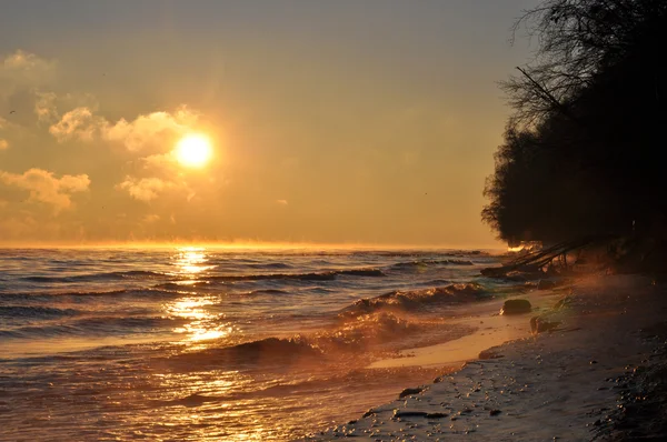 Cielo del amanecer sobre el mar Báltico en enero en Polonia — Foto de Stock