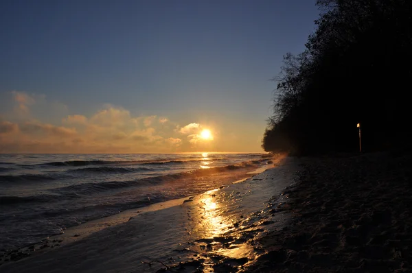 Cielo del amanecer sobre el mar Báltico en enero en Polonia — Foto de Stock
