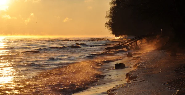 Cielo del amanecer sobre el mar Báltico en enero en Polonia — Foto de Stock