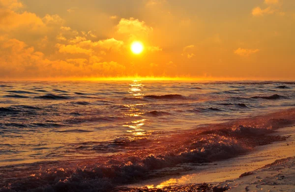 美丽的冬季日出在波罗的海在波兰-热气腾腾的海 — 图库照片
