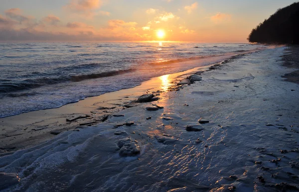 Hermoso amanecer de invierno sobre el mar Báltico en Polonia — Foto de Stock