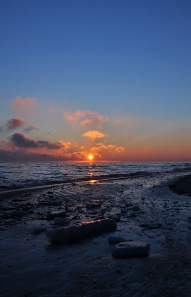 Belo nascer do sol de inverno sobre o mar Báltico na Polônia — Fotografia de Stock