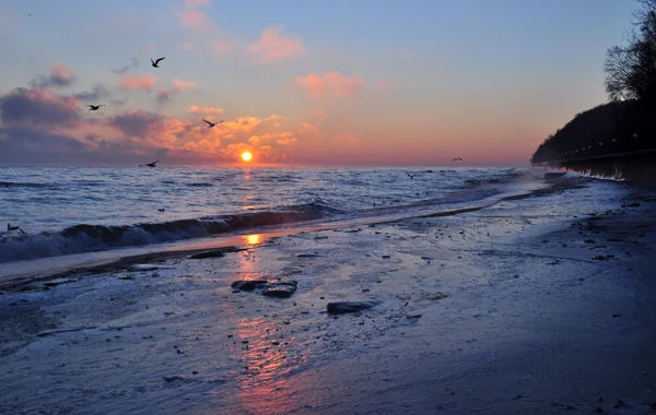 Hermoso amanecer de invierno sobre el mar Báltico en Polonia — Foto de Stock