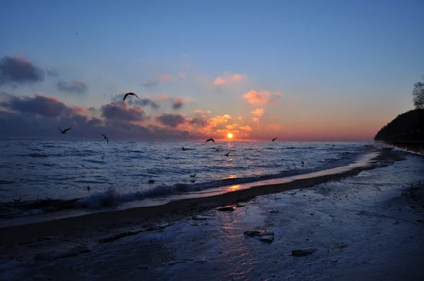 Hermoso amanecer de invierno sobre el mar Báltico en Polonia — Foto de Stock
