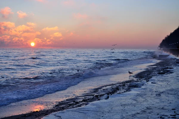 Hermoso amanecer de invierno sobre el mar Báltico en Polonia — Foto de Stock