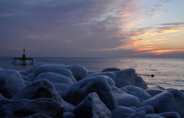 Güzel kış deniz manzarası Kuzey Polonya