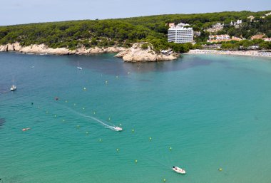 Menorca ada lagün üzerinde güzel manzara