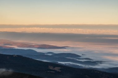Karkonosze Dağları 'nın en yüksek zirvesine giden yol.