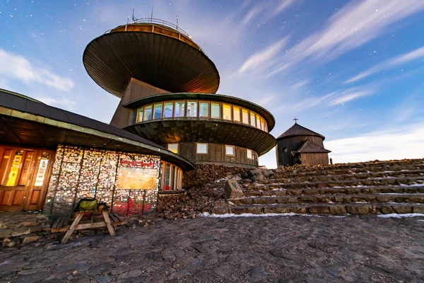 Karkonosze Dağları 'nın en yüksek zirvesine giden yol.