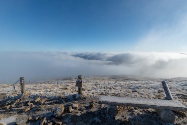 Karkonosze Dağlarının en yüksek tepesinden bak