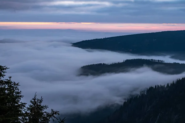 Mlhavý Západ Slunce Údolí Národního Parku Karkonosze — Stock fotografie