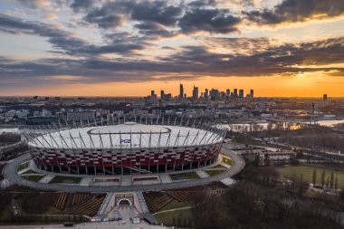 Varşova 'daki Ulusal Stadyum güzel bir gün batımı boyunca.
