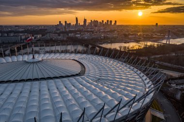 Varşova 'daki Ulusal Stadyum güzel bir gün batımı boyunca.