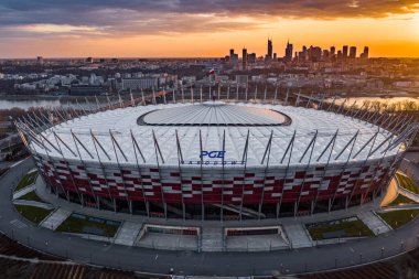 Varşova 'daki Ulusal Stadyum güzel bir gün batımı boyunca.