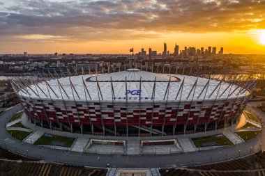 Varşova 'daki Ulusal Stadyum güzel bir gün batımı boyunca.