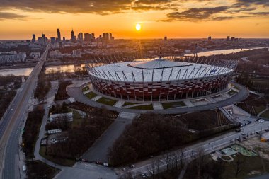 Varşova 'daki Ulusal Stadyum güzel bir gün batımı boyunca.