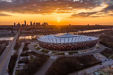 Varşova 'daki Ulusal Stadyum güzel bir gün batımı boyunca.