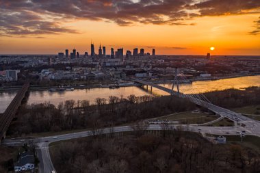 Varşova 'da güzel bir gün batımı.