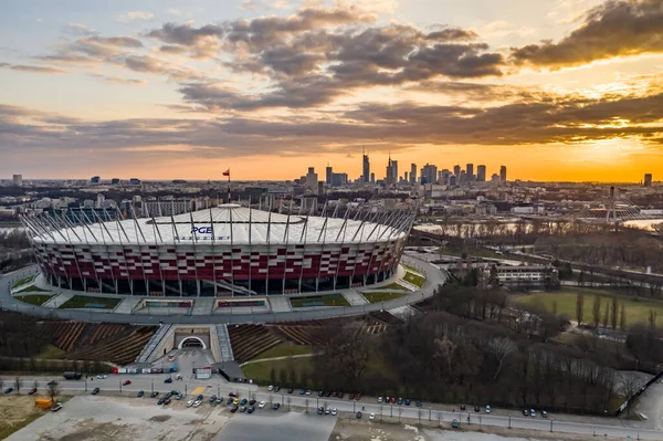 Varşova 'daki Ulusal Stadyum güzel bir gün batımı boyunca.