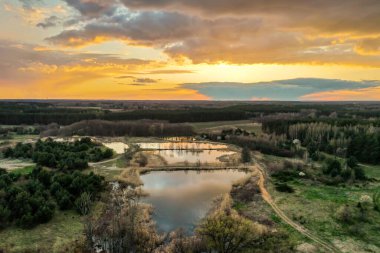 Petrykozy 'deki göllerde gün batımı.