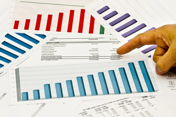 Graps és diagramok ujjal — Stock Fotó