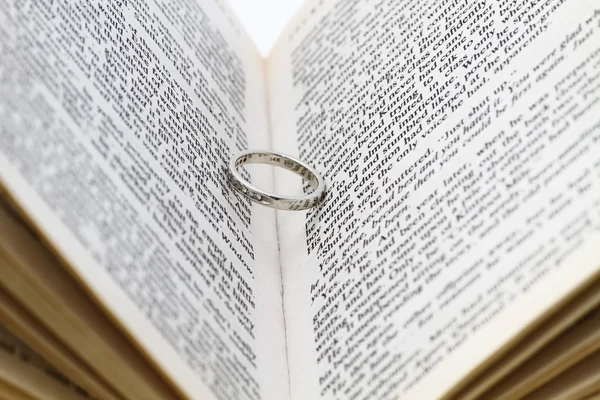 Ring in het boek — Stockfoto