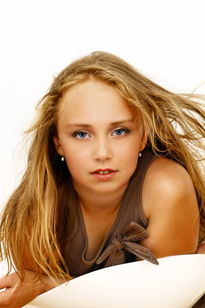 Bellezza ragazza ritratto con capelli castani — Foto Stock
