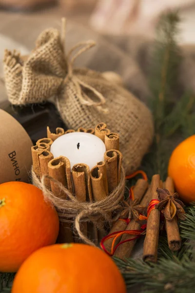 Tarçın ve Noel için mandalina kompozisyon ile mum
