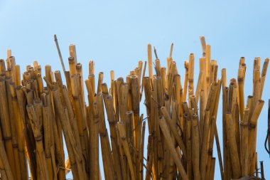 Mavi gökyüzü arka plan ile saman çit