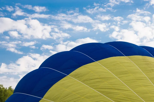 Ukrayna bayrağı balon gökyüzü arka plan üzerinde — Stok fotoğraf