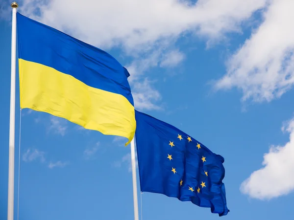 Прапори України та Європейського Союзу (ЄС) — стокове фото