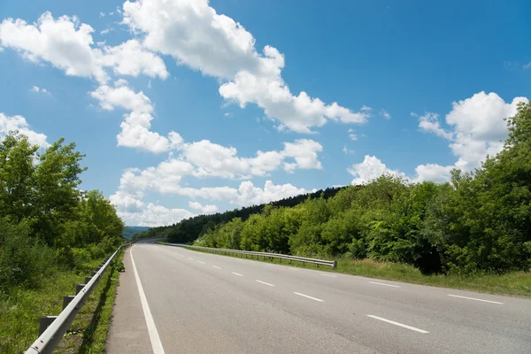 Otoban yol dağlar ve mavi gökyüzü arka plan
