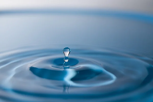 Splash arka plan ile düşen su damlası