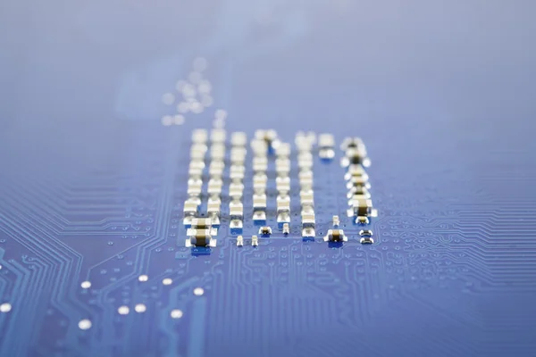 Mavi devre kartı üzerinde elektronik çip yakın çekim