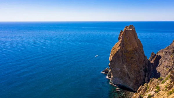 Uçurumu ve uçurumu olan kayalık sahil, güzel deniz manzarası.