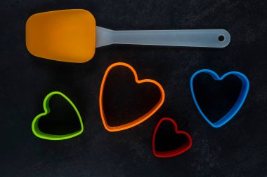  çok renkli kurabiye kesiciler ve spatula