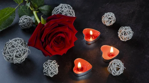 Ambiente romántico que consiste en una rosa y velas en forma de corazones rojos —  Fotos de Stock