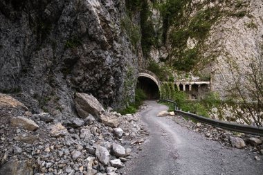  Eski, terk edilmiş ve Krasnaya Polyana 'ya giden çok tehlikeli bir yol. Kayaların arasından geçen bir yol..