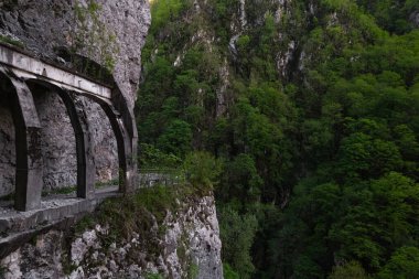 Terk edilmiş ve dağlarda çok tehlikeli bir yol.