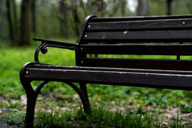 Bir yaz parkında, kötü hava şartlarında sahte bank