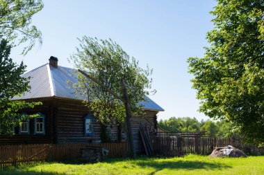 Rus kırsalında eski bir yerleşim yeri. Yaşamak için köy evi. Geleneksel yazlık.