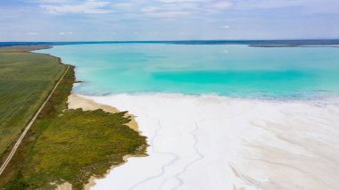 İnanılmaz güzel teknojenik göl kırmızı turkuaz. Bromin emisyonlu yapay bir göl manzarası.
