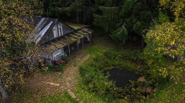 Заброшенный дом лесничих в глубоком лесу. Осенний лесной пейзаж Стареющий заброшенный дом. — стоковое фото