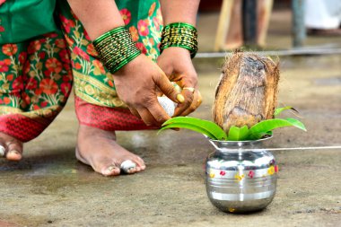 Hindistan kültürünün refahını, saflığını ve hayırlı başlangıcını sembolize eden geleneksel Hint ritüeli ya da töreni sırasında yere serilmiş hindistancevizi ve mango yapraklı kutsal Hint kalaşları..