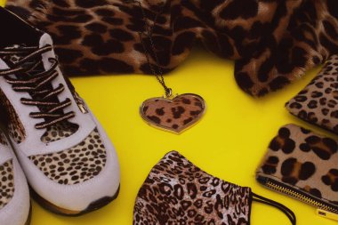 Leopar stili kadın aksesuar konsepti moda kıyafeti