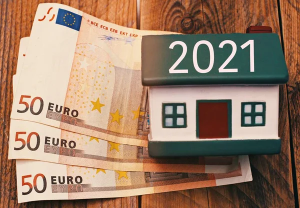 Casa Con Billetes Euros Concepto Vivienda Economía —  Fotos de Stock