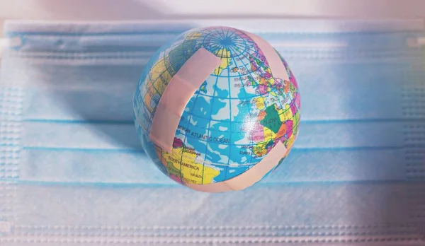 Globo Com Bandaid Uma Máscara Cara Conceito Vírus Corona Mundo — Fotografia de Stock