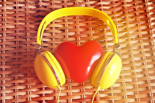 真ん中に赤いハートの黄色いイヤフォン 音楽への愛の概念 ヴィンテージの背景 — ストック写真