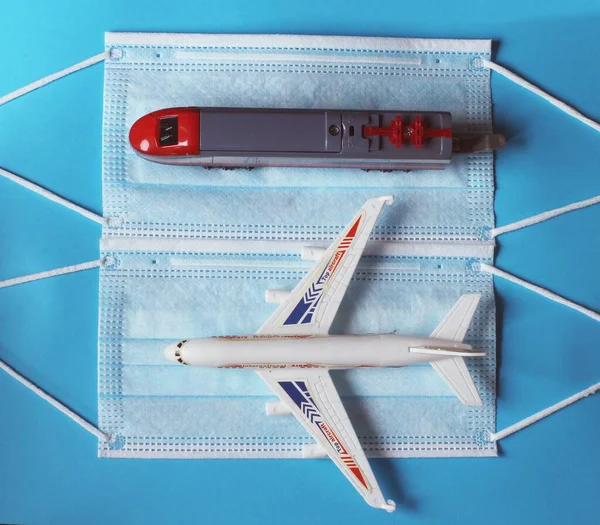 Vliegtuig Trein Leggen Gezichtsmaskers Concept Van Reizen Tijdens Het Coronavirus — Stockfoto