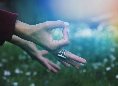 Yoga yapan bir kadının yan görüntüsü.